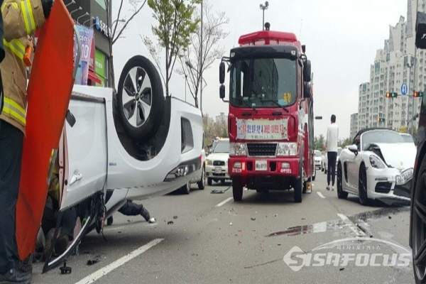 페라리, 아이오닉 차량 충돌현장[사진/시민제보]