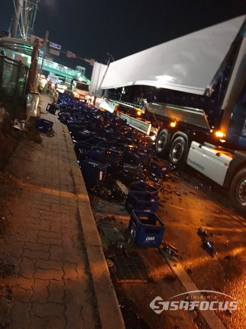 오비맥주의 ‘카스’ 운송차량이 전날 사고가 난 것으로 확인됐다. (사진 / 제보자 제공)