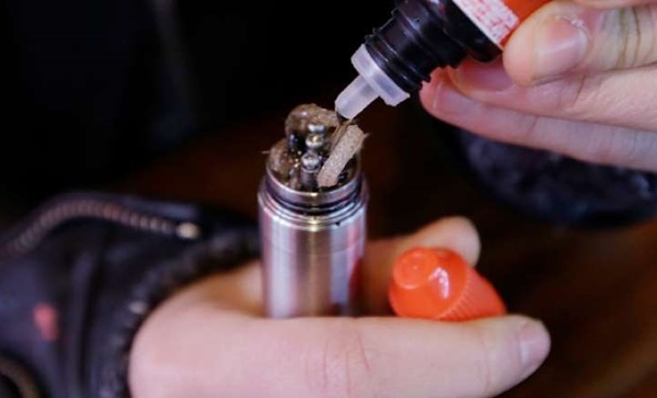 정부가 액상형 전자담배 사용을 중단할 것으로 강력하게 권고한 가운데, 편의점 GS25는 액상 전자담배 판매를 긴급 중단했다. 하지만 동종업계 세븐일레븐은 판매중단 계획은 당장 없다고 24일 밝혔다. (사진 / 뉴시스)