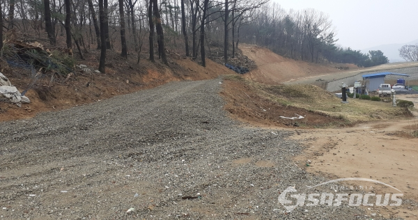 세종시 봉안리 산55-5번지 일대 문제의 공사현장. 이 일대 임야(16000㎡)는 벌건 황토 빛 속살을 드러낸 채 본래모습을 잃고 있다. 전형적인 난개발의 형태다. 이현승 기자