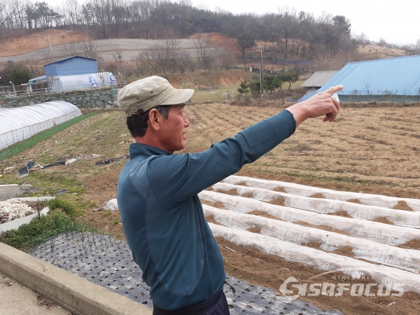 시멘트포장길은 사유지라는 주장이 나왔다.  주민 C 씨는(70) “이도로는 땅 매입당시 1억4000만원 중 일부 사유지”라고 설명했다. 이현승 기자