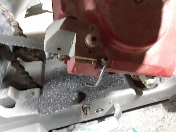 철 흄관을 절단하는 과정에서 발생한 철가루가 절단기 아래 수북이 쌓여있다. 강철 흄관을 절단하는 과정에서 발샹한 철가루,  인체에 치명적인 중금속이 아무렇게나 처리되고 있다. 사진 / 이현승 기자