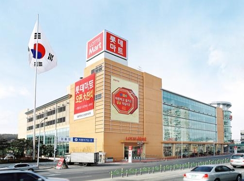 폐점을 앞둔 롯데마트 양주점 근로자들이 당초 가까운 점포에 배치할 것이라는 롯데마트 측 설명과 달리, 대중교통 이용 시 최대 2시간 30분이 소요되는 먼 점포에 배치된 것으로 나타났다. 사진은 롯데마트 양주점. ⓒ롯데마트 양주점 홈페이지