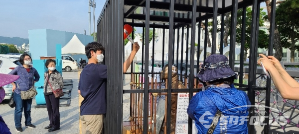 뿅망치 퍼포먼스 하고 있는 시민들 (사진 / 박영용 기자)