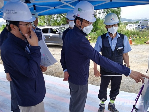 이문기 행정중심복합도시 청장 (오른팔로 설명하는사람)