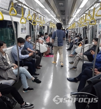 마스크 착용과 사회적거리두기를 실천하고 있는 시민들 모습.사진/문미선 기자