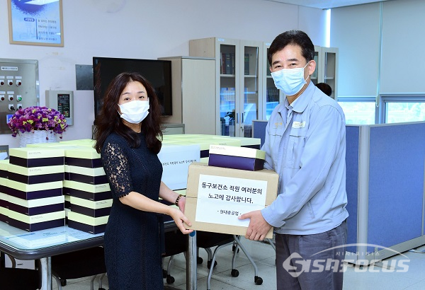 현대중공업은 14일 울산동구보건소를 방문해 코로나19 집단검사에 수고하신 직원들에게 감사의 마음을 전달했다. 사진/ 동구청