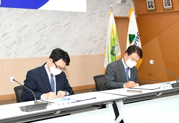 최종환 파주시장과 현대건설 정진행 부회장 협약식 서명[사진/파주시]