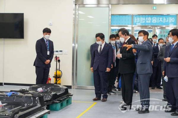원희룡 제주지사가 18일 전기차배터리산업화센터를 방문한 이낙연 더불어민주당 대표에게 센터 운영상황 등을 설명하고 있다.사진/제주도청