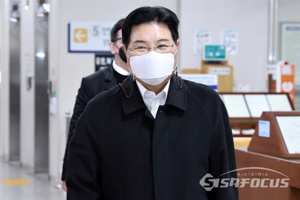 [시사포커스 / 오훈 기자] 홍문종 친박신당 대표가 2021.2.1일 오후 서울 서초구 서울중앙지법에서 열린 특정경제범죄가중처벌등에관한법률위반 등 1심 선고에 출석하고 있다.