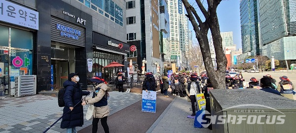 국민건강보험 광주 고객센터 지부 비정규직 노동자들은 16일 오후 광주광역시 치평동 더불어민주당 당사 앞에서 비정규직 철폐와 직영화를 외치며 빠른 업무복귀를 외치며 16일째 시위하고 있다.