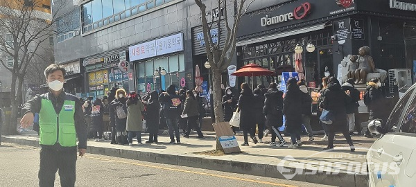 국민건강보험 광주 고객센터 지부 비정규직 노동자들은 16일 오후 광주광역시 치평동 더불어민주당 당사 앞에서 비정규직 철폐와 직영화를 외치며 빠른 업무복귀를 외치며 16일째 시위하고 있다.