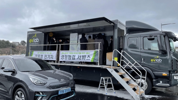 제주테크노파크는 제주도-한국교통안전공단과 함께  전기 중고차 활성화를 위한 이동형 성능점검 서비스의 실효성을 검증했다.사진/제주테크노파크