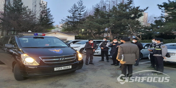 간담회 후 범죄예방팀 근무 투입전 격려인사 모습 [사진/파주서]