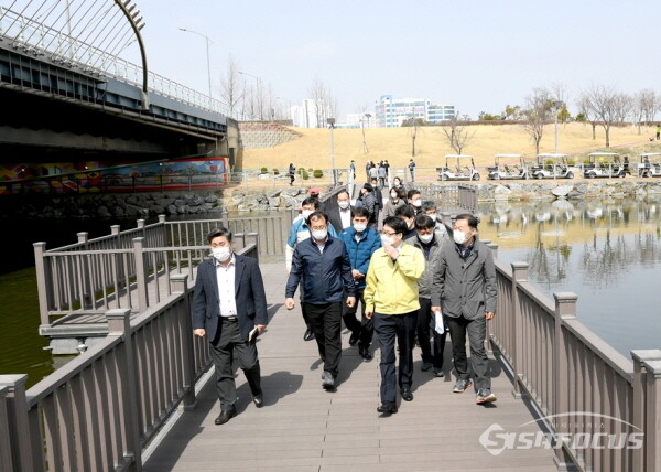 최종환 파주시장이 관계자들과 함께 친수공간 조성사업 현장 함께하고 있다.[사진/파주시]