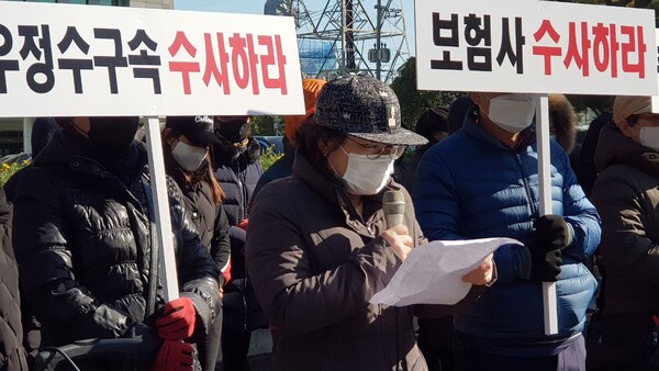 외제차 사기사건 피해자 50여 명은 22일 오전 제주경찰청 정문에서 기자회견을 열었다.사진/문미선 기자