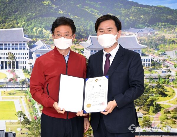 세계물의 날 기념 우수기관상을  받은 경주시를 대표해 김호진 부시장이 이철우 도지사와 함께  기념촬영 하는 모습. 사진/경주시