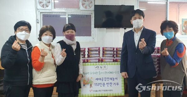 울산 동구의 세대공감전래놀이봉사단이 취약계층들에게 전달할 153인분의 반찬  앞에서 기념촬영 하는 모습. 사진/동구청