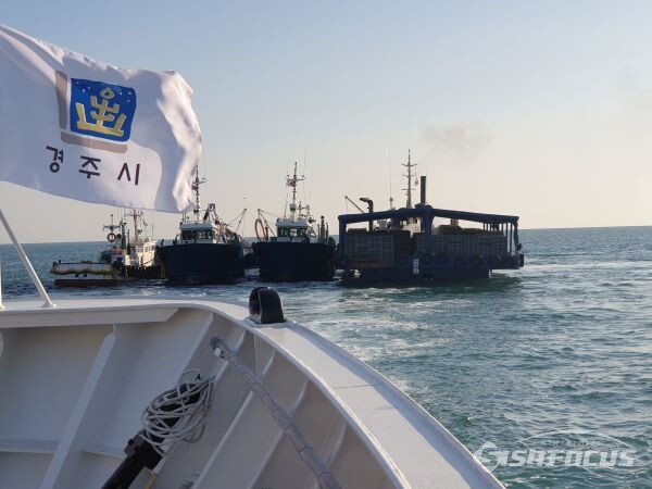 경주지역 해역에 문무대왕호가 불법 기선현황망 어선들을 단속 하는 모습. 사진/경주시