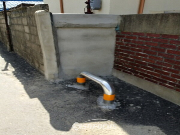 차량 사고가 자주나는 담장 앞에 보험사에 건의 하여 충돌방지 설치 ©파주서