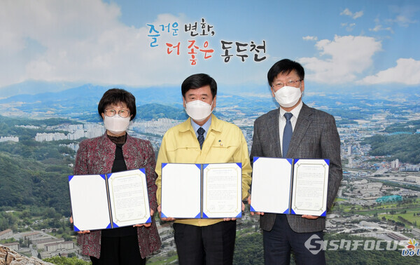 동두천시(시장 최용덕)는 지난 31일 시청 시장실에서 코로나19 예방접종을 위한 업무협약을 체결했다,사진/고병호 기자