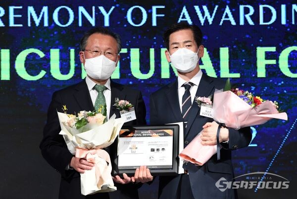 '경주 천년 한우'가 2년 연속 한우부문 국가 브랜드 대상을 받는 영예를 안았다. (사진은 백승준 농업유통과장이 대상패를 받고 기념 촬영 하는 모습.) 사진/경주시