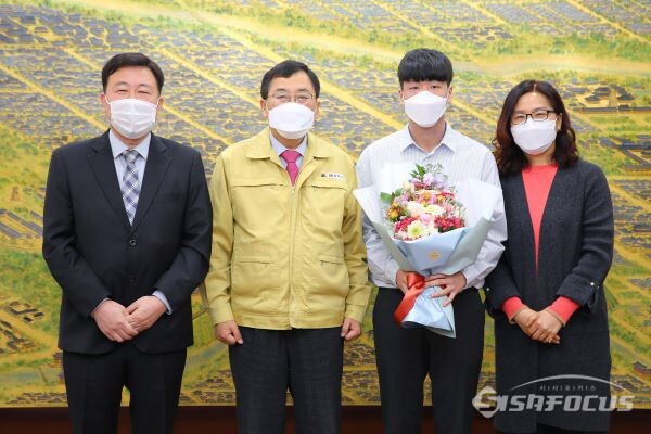 주낙영 경주시장이 고등학생 신분으로 프로바둑기사가된 오승민군 가족과 함께 기념촬영 하는 모습. 사진/경주시