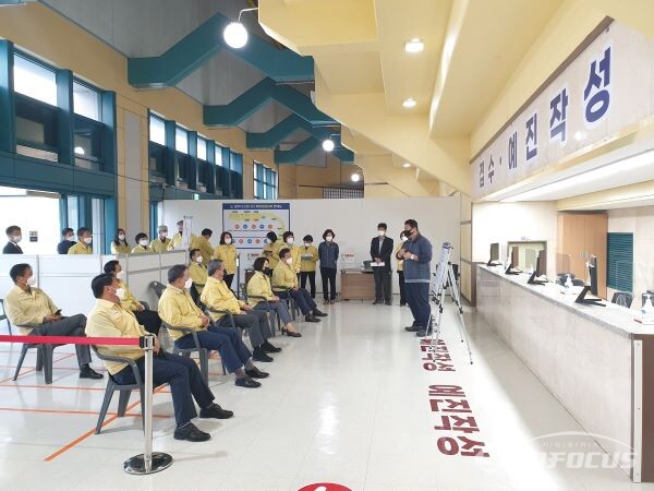 경주시의회 의원들이 경주실내체육관에 설치된 코로나19 예방센터를 찾아 준비 상황을 점검하고 있는 모습. 사진/경주시의회