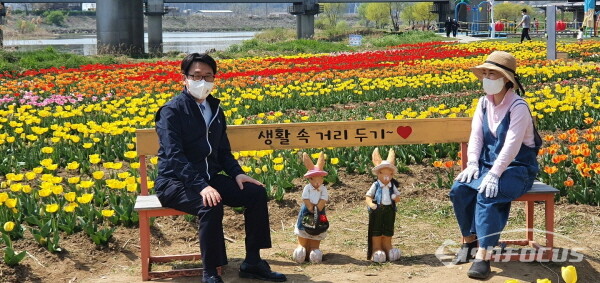 금촌2동 공릉천 튤립꽃 행사장 참석한 최종환시장[사진/금촌2동]