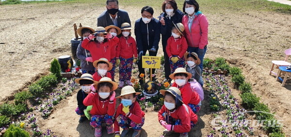 공릉천 을 찾은 어린이들과 최종환 시장 기념촬영[사진/금촌2동]