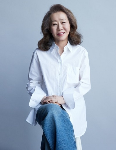 영화 '미나리'로 제93회 아카데미 시상식에서 한국 배우 최초로 여우조연상을 수상한 바 있는 윤여정 모습 / ⓒ후크엔터테인먼트