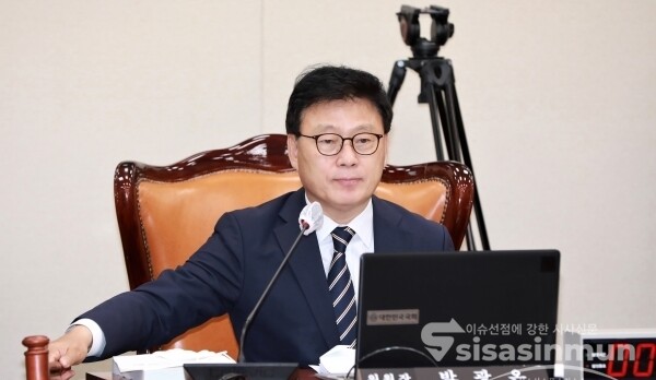 박광온 민주당 의원이 국회에서 의사봉을 두드리고 있다. 사진 / 시사신문DB