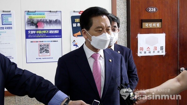 김기현 권한대행겸 원내대표는 3일 국회에서 열린 비상대책회의를 마친 후 취재진들의 질의에 답하고 있다. 사진 / 권민구 기자