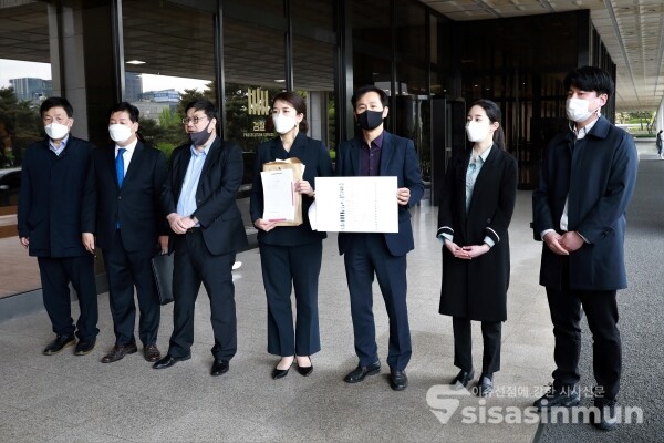 금융소비자연맹·소비자와함께·해피맘 등의 소비자단체 관계자들이 기자회견을 하고 있다. [사진 / 오훈 기자]