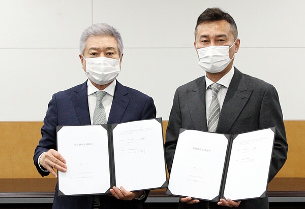 소진세 교촌에프앤비 회장(좌)과 조원호 인덜지 대표가 4일 경기도 오산시 교촌 본사에서 수제맥주 제조 사업을 위한 자산 양수도 계약 체결식을 갖고 기념사진 촬영을 하고 있다. ⓒ교촌에프앤비