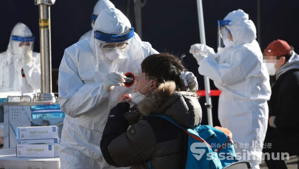 서울역광장에 설치된 임시선별진료소 [사진 / 오훈 기자]