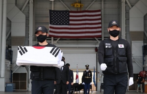 지난해 미국 하와이에서 열린 6·25전쟁 국군 전사자 유해 인수식에서 유해발굴감식단이 유해를 봉환하고 있다 / ⓒ뉴시스DB