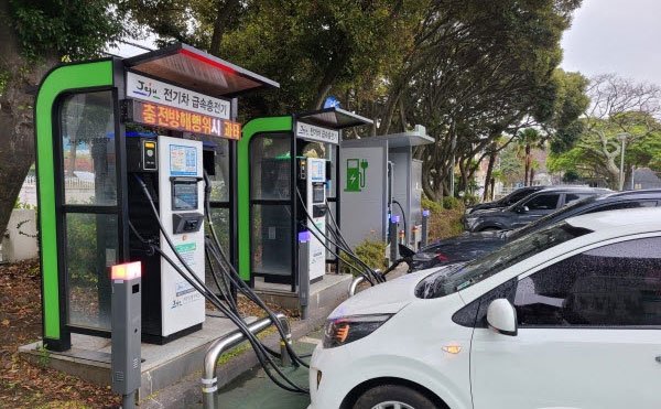 전기차 충전방해행위 단속을 위한 자동단속장치가 설치돼 오는 25일부터 본격 가동된다.사진/제주특별자치도