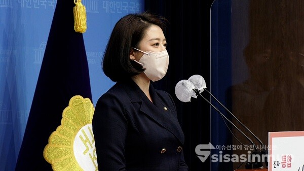 국민의힘 배현진 의원이 13일 서울 여의도 국회 소통관에서 기자회견을 열고 최고위원 경선 출마 선언을 하고 있다.사진 / 권민구 기자