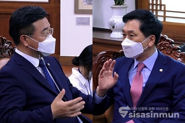 윤호중 더불어민주당 원내대표(좌)와 김기현 국민의힘 대표 권한대행 겸 원내대표(우)가 13일 오후 국회의장실에서 회동하고 있다, 사진 / 시사신문DB