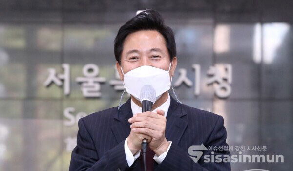 오세훈 신임 시장이 지난 4월 첫 출근 후 소감을 밝히고 있다. (사진 / 오훈 기자)