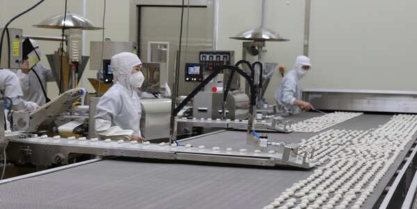 롯데푸드가 지난 2019년 930억원을 투입해 증축을 시작해 지난 4월 완공하고 이달부터 본격 가동을 시작했다. 사진은 신설된 롯데푸드 김천공장 만두 생산라인 ⓒ롯데푸드