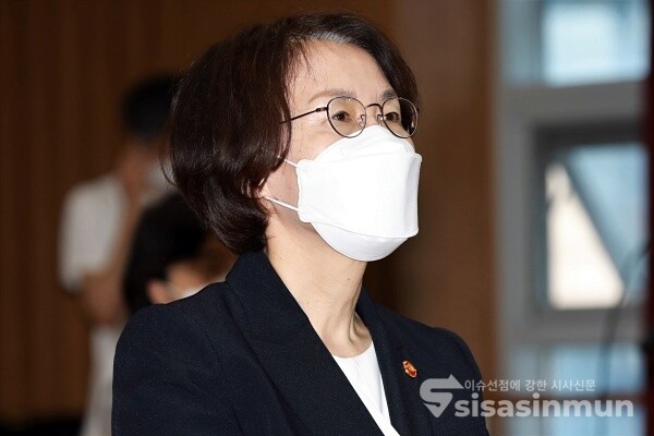 임혜숙 과학기술정보통신부 장관이 동영상을 시청하고 있다. [사진 / 오훈 기자]