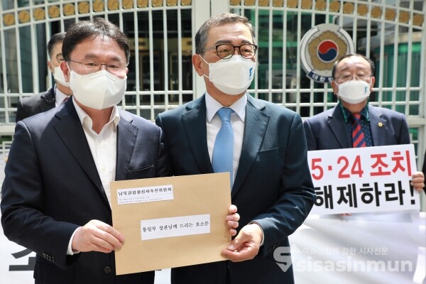 남북경협활성화추진위 관계자들이 통일부 관계자에게 호소문을 전달하고 있다. [사진 /오훈 기자]