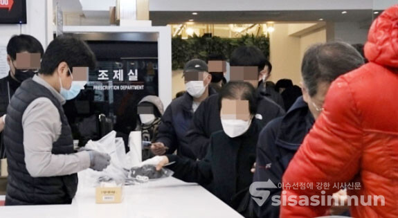 지난해 마스크 5부제 당시 마스크를 구매할 당시 풍경 / ⓒ시사신문DB