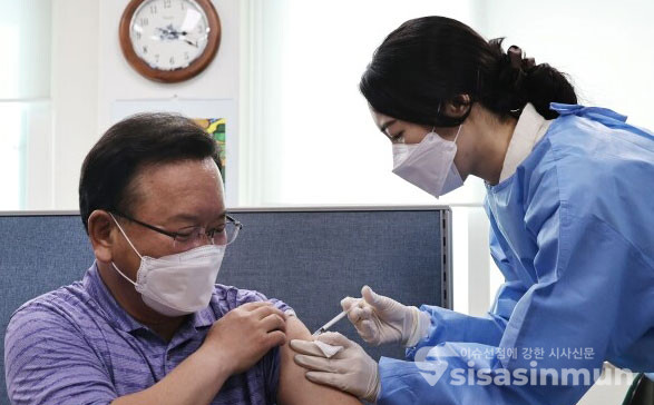 김부겸 국무총리가 지난 14일 오후 서울 종로구 종로구보건소에서 신종 코로나바이러스 감염증(코로나19) 아스트라제제카(AZ)백신을 접종받고 있다 / ⓒ시사신문DB