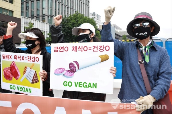 한국채식연합과 Vegan비건세상을위한시민모임 관계자들이 기자회견을 하고 있다. [사진 /오훈 기자]