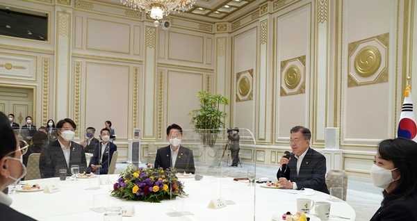 문재인 대통령이 3일 오전 청와대 영빈관에서 더불어민주당 초선의원들과 간담회를 갖고 있다. ⓒ청와대