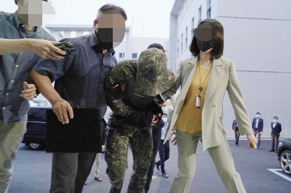 극단적인 선택을 한 공군 여성 부사관을 성추행한 혐의를 받는 사건의 피의자 장모 중사가 지난 2일 오후 서울 용산구 국방부 보통군사법원 영장실질심사에 출석하고 있다 / ⓒ뉴시스DB