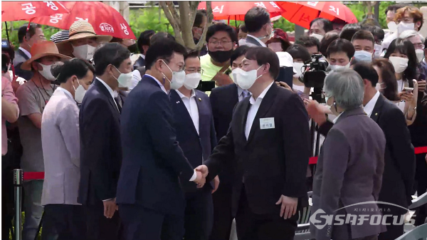 윤석열 전 검찰총장이 9일 오후 서울 중구 남산예장공원에서 열린 우당 이회영 기념관 개관식에 참석해 송영길 더불어민주당 대표와 악수하고 있다. 사진 / ⓒ 시사포커스 이강산 기자